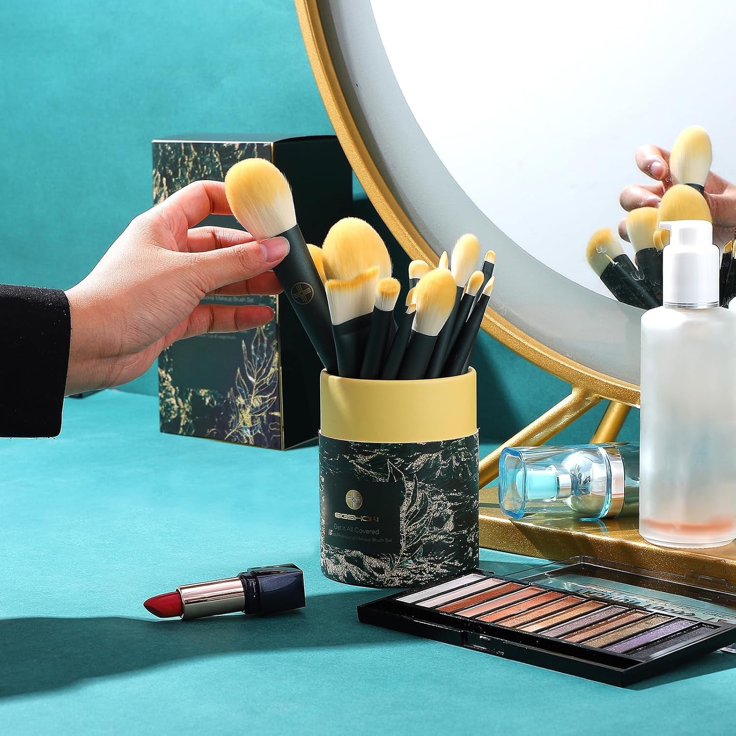Elevate Your Makeup Game with the 18-Piece Professional Makeup Brush Set - Travel-Friendly Eco Cylinder Holder Included!